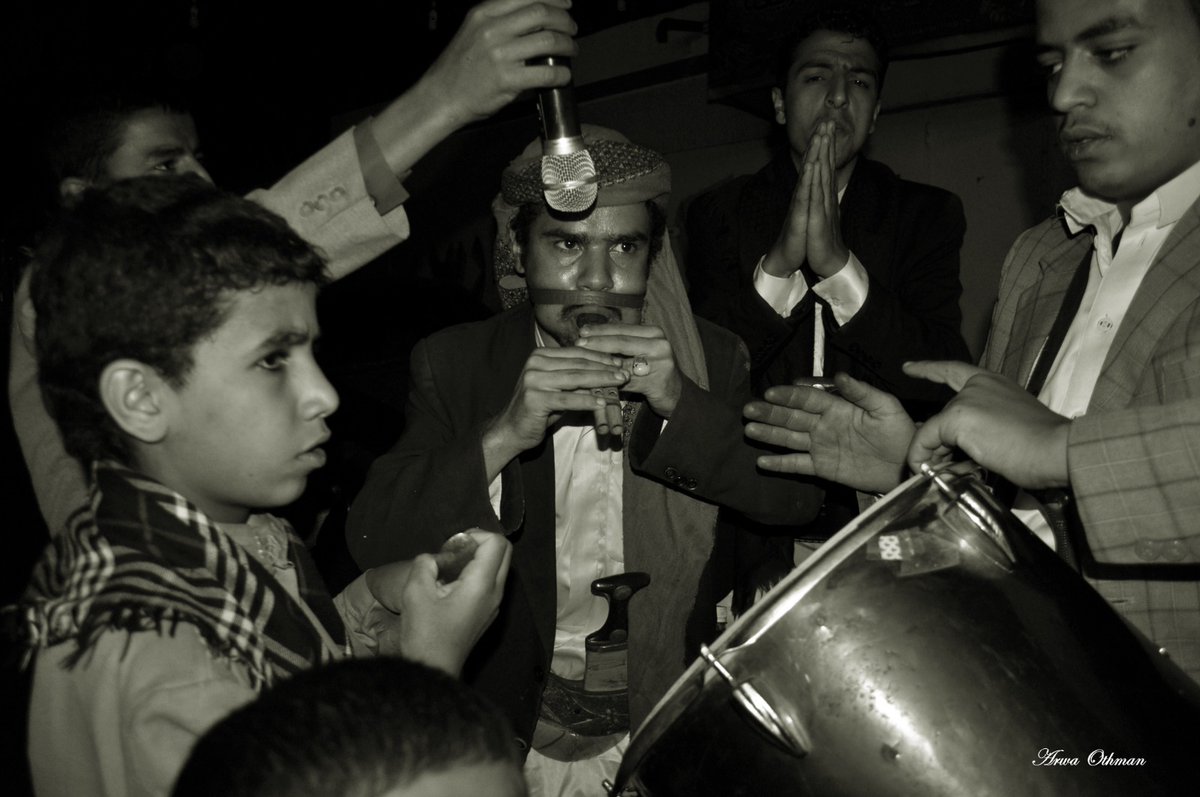ArwaOthman22's tweet photo. فوتوغراف:
الناس والمدينة.. و"حيّ على المزمار والطبلة، وباسم الله نبدع على حرف الألف، وسبحان من يعرف الله كل يعرفه" عليهم السلام، وعلى سيدنا محمد حمود الحارثي  السلام...
الصورة من صنعاء مارس 2014 https://t.co/1k2tga3gr8
