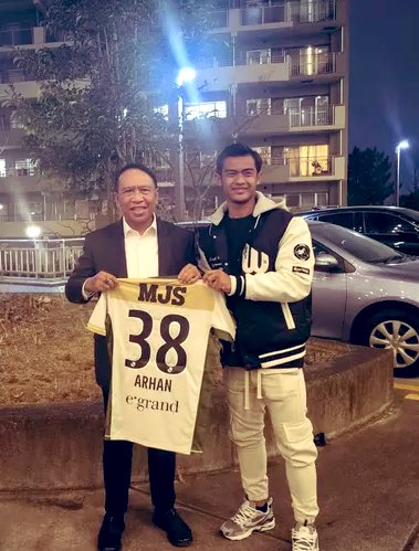 FaktaSepakbola's tweet photo. Jauh-jauh ke Jepang hanya untuk membujuk pemain agar dapat mengikuti Sea Games 2023.

Kenapa ga menghubungi pihak klubnya kalau mau memanggil pemain ke Timnas? 

Pratama Arhan baru bermain total 45 menit bersama Tokyo Verdy.

This is a downgrade level for Indonesia’s Football.🤗😠