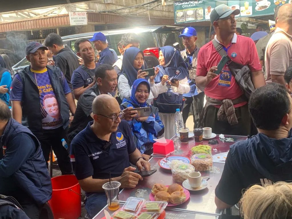 ErminElvianiEvi's tweet photo. Selamat weekend semuanya.
Udah pade ngopi belum
Oh iye, ada yang tau dak ape alasan Koh Asiang lebih suke dak pake baju?
#Demokrat #Evi #ErminElviani #AniesAHY #AHY #AniesBaswedan #KoalisiPerubahan #Asiang https://t.co/6wMQD0u9wp