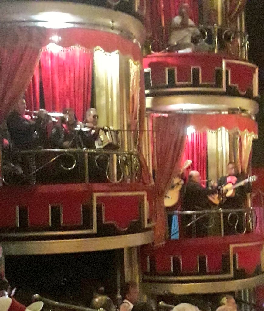 SubFrida's tweet photo. El #TeatroFruFru siempre fue especial en la vida de #IrmaSerrano Castro, hoy su última morada. Con el #Homenaje, de cenizas presentes y el último adiós de admiradores y amigos se cerró el telón de la vida y obra de #LaTigresa. 💜🌹🖤 @IrmaSerranoCas1 @TeatroFruFruOf1 https://t.co/pn4CIoT8A2