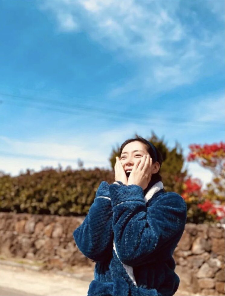 solana0620_'s tweet photo. Si bb yoona at ang pang mayaman nyang pyjama😁
The color of the day💙
#송윤아 #SongYoonA https://t.co/xdEXgNdr4u