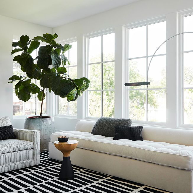 _StudioDesigner's tweet image. Studio Designer client Chad Dorsey Design is known for crisp, modern interiors that exude understated style and luxury. Elle Decor featured this dreamy Dallas home; highlights include the luxury kitchen with floor-to-ceiling Arabescato marble walls. Visit linktr.ee/_studiodesigner