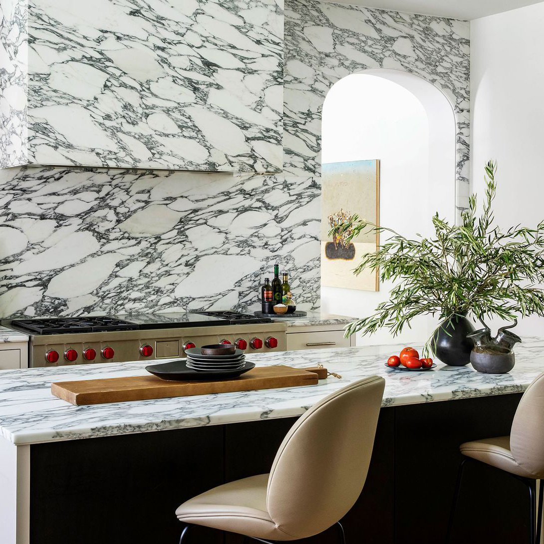 _StudioDesigner's tweet image. Studio Designer client Chad Dorsey Design is known for crisp, modern interiors that exude understated style and luxury. Elle Decor featured this dreamy Dallas home; highlights include the luxury kitchen with floor-to-ceiling Arabescato marble walls. Visit linktr.ee/_studiodesigner