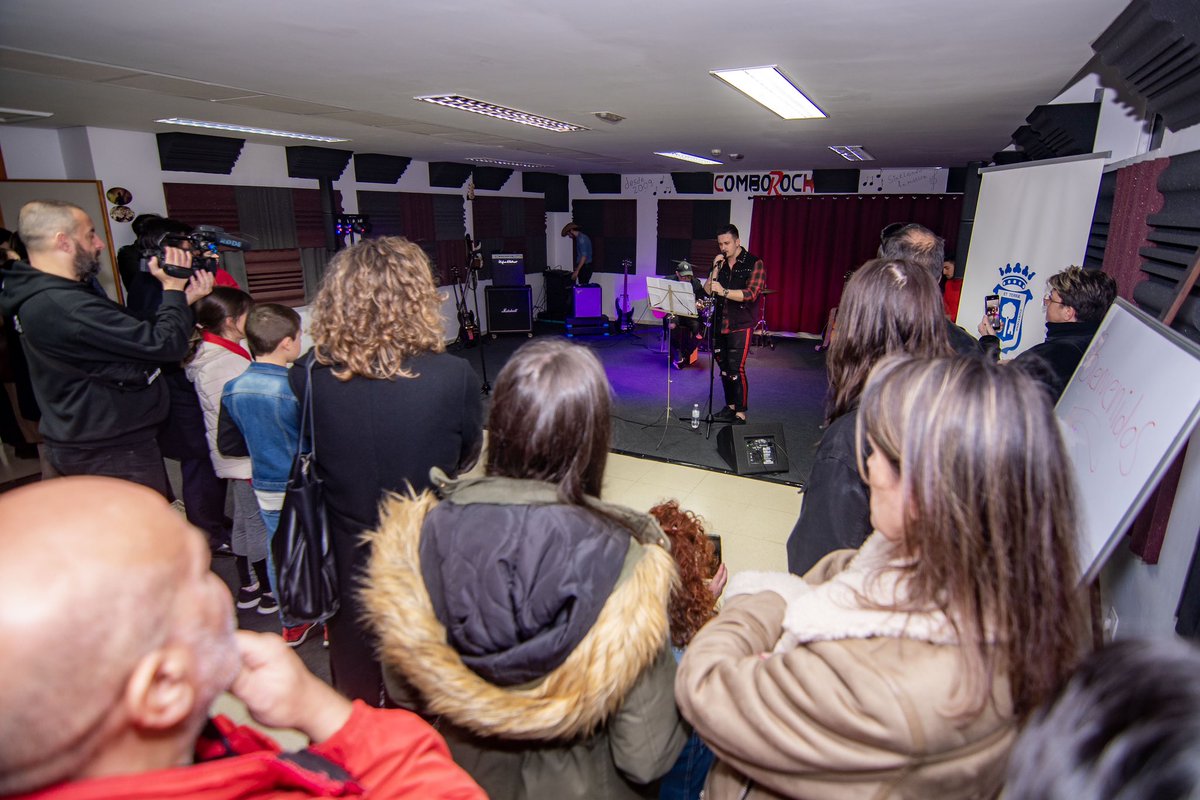 AytoHuelva's tweet photo. 🎤🎼Arranca una nueva edición de Comborock con la participación de 33 jóvenes y la inauguración de un nuevo espacio de ensayos 👏👏
 
🎸🎹Además , este año se ha ampliado la duración del programa y la edad del alumnado

➡️ https://t.co/s63p7W5oMs https://t.co/vOajRHOTi2