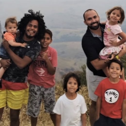 choquei's tweet photo. 🚨BRASIL: Morre Jhonatan Wiliantan da Silva, que ficou conhecido por ter adotado com o marido cinco irmãos para evitar que eles fossem separados. https://t.co/mP2Lxpg9oZ
