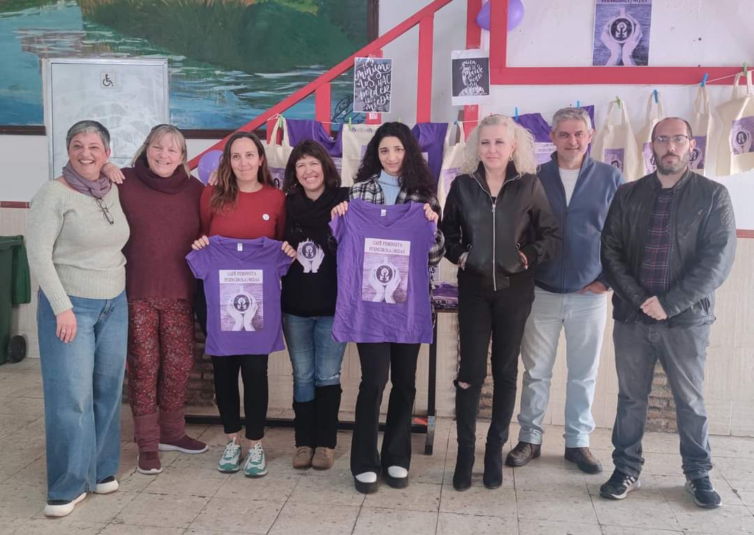 Podemos_Mijas's tweet photo. #CaféFeministaFuengirolaMijas
Un día estupendo de convivencia con los Compis !!
Preparando el #8M https://t.co/6kXbW3vhib