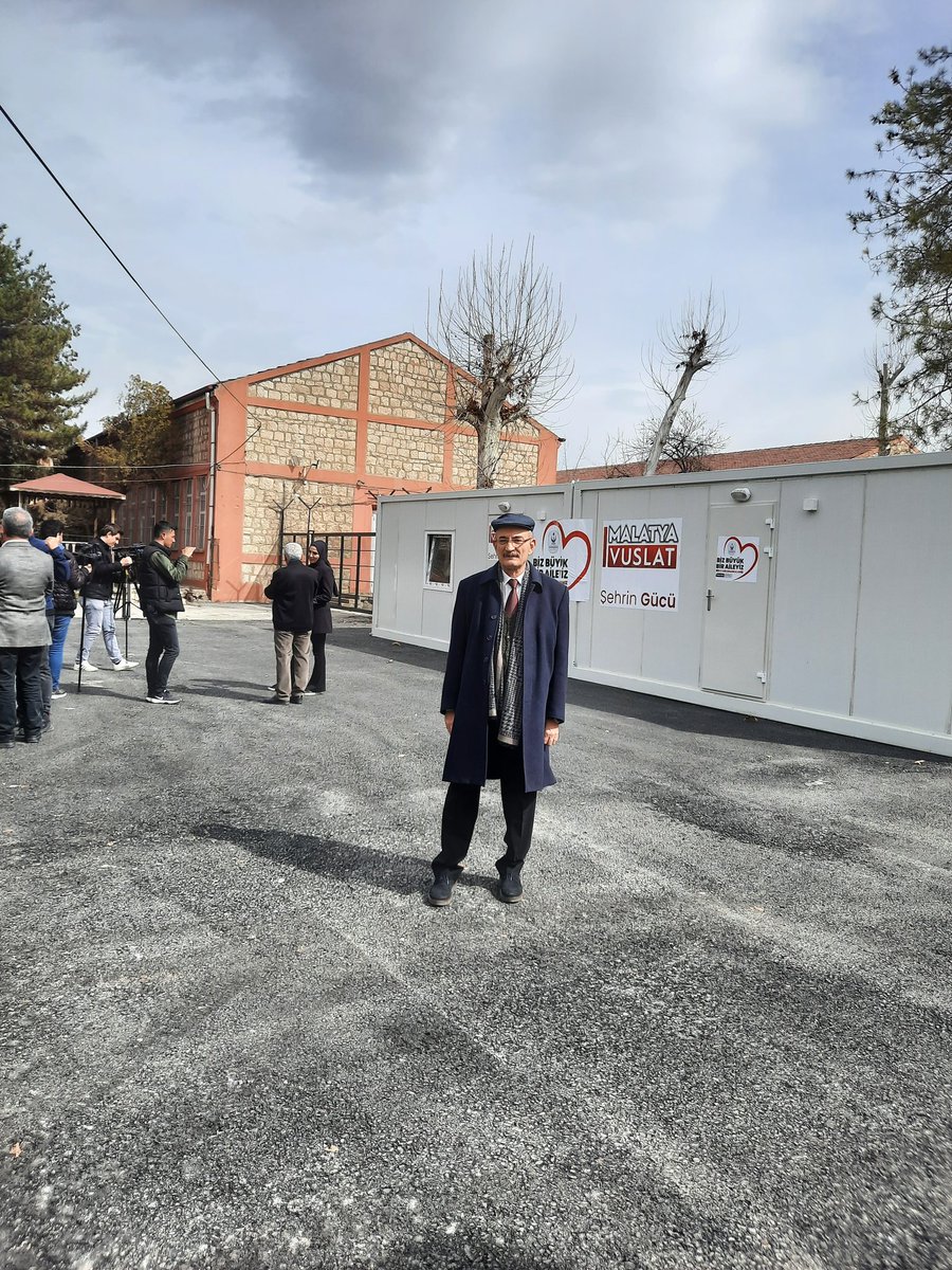 Malatya'dayız...
Anadolu Yayıncılar Derneği Başkanı Sinan Burhan ve Kahramankazan Belediye Başkanı Serhat Oğuz'la birlikte görevimizi yaptık.
Depremde binası girilemez hale gelmesine rağmen yayınına devam eden Vuslat Tv'ye konteynerlerini teslim ettik.