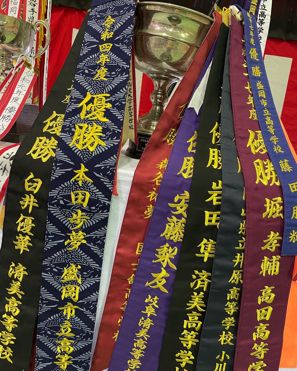 shiritsu2tai's tweet photo. 令和4年度 インターハイの個人総合優勝カップに飾る、トロフィーリボンが完成致しました！✨

こちらは@EbisuyaOnosen 様にご協力を頂き、いわての工芸・民芸品である『南部古代型染』で作られる「向鶴（むかいづる）柄」に、刺繍を入れて頂いたものになります。 https://t.co/5Xlr6F7MoG
