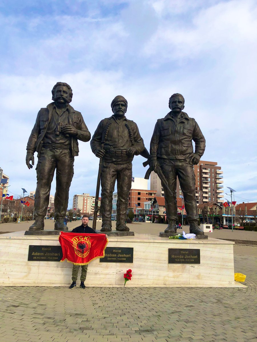 florianlushaj1's tweet image. 25 vjet sot behen nga lufta heroike te familjes Jashari familjes se nuk kursej as jeten per te pare Kosoven e lire. Lavdi jetes dhe vepres dhe luftes te familjes Jashari. Lavdi Komandant Adem Jashari, Hamez Jashari dhe baca Shaban. #prekaz #skenderaj #drenica #kosova #ademjashari