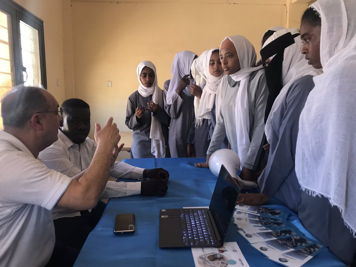 Sudan Eğitim Bakanlığı,  Sudan Yükseköğretim Bakanlığı ve Al-Neelain Üniversitesi işbirliği ile düzenlenen Türk Üniversiteleri Tanıtım Fuarı kapmasında bulunduğumuz Hartum Şehrinde, Hadice Bint Huveylid Lisesi’ni ziyaret ettik.