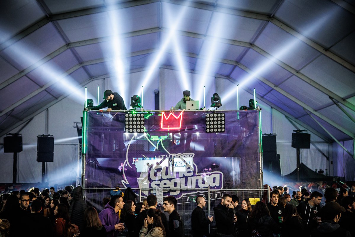 Hatortxurock's tweet photo. #HTX27 📸 Argazki bilduma
🎶 DJ Reimy
.
.
.
#hatortxu #djreimy #auzolana #elkartasuna #hatortxurock #musikajaialdia #jaialdia #denaketxera #gertu #etxera https://t.co/uT0Ygs6izX