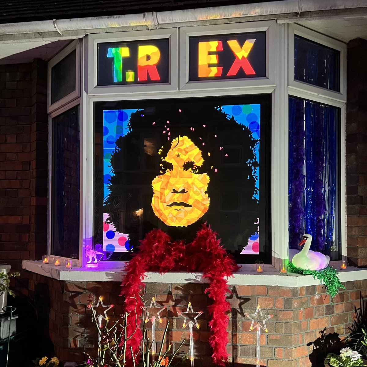 ConnieTact's tweet photo. Marc Bolan-Pioneer of Glam Rock, collaboration with @AceroneUK for Bishopston Window Wanderland. Our 8th window dedicated to music legends. I always ‘keep a little Marc in my heart’ ❤️ 

@windowwanderland @bristol247 @bristollifemag @BristolLive #MarcBolan #Bolan #TRex #70s https://t.co/xMbp7XUrgp