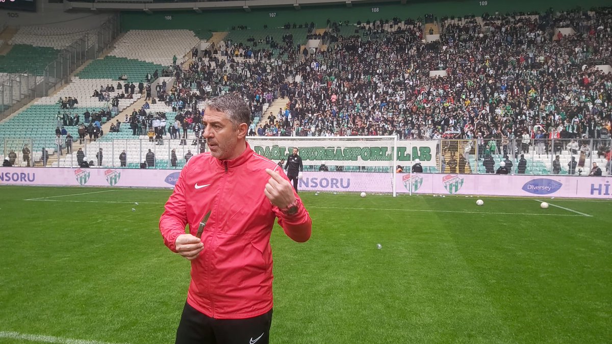 AmedsporSK's tweet photo. Sahaya atılan maddeler. #Amedsporyalnızdeğildir https://t.co/h1cnvV9nou