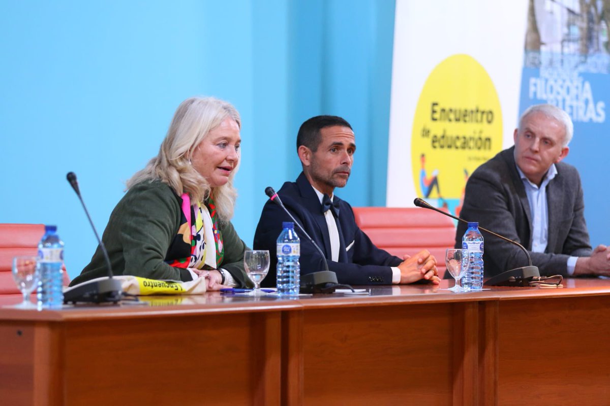 CadizJunta's tweet photo. 👩‍🏫👨‍🏫 @MercedesColomb1 participa en el I Encuentro de Educación organizado por @San_Felipe_Neri, poniendo en valor la importancia de transmitir nuevas ideas para estimular la creatividad y motivación a docentes, padres y alumnado. 
https://t.co/7vfE5yJwqJ https://t.co/q3qMYNpXP7