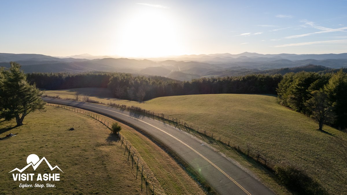 Sunset over the world famous BRP! 😍🌞

#ashecountync #ashecounty #weekendgetaway #visitashe #thecoolestcorner #blueridgeparkway #blueridgemoments #blueridgemountains #lovenc #newriver #canoethenew #mountainlife #ncmountains