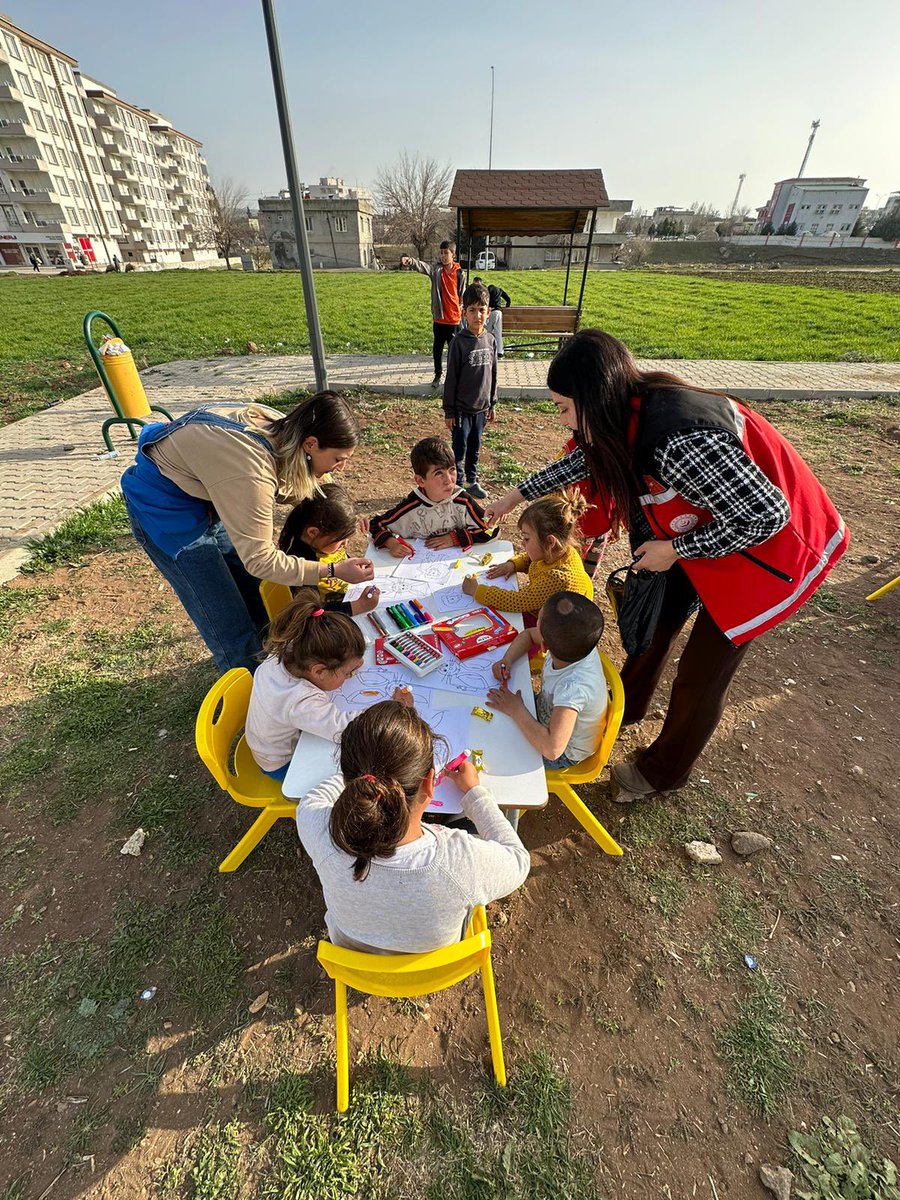 Gaziantep_MEM's tweet photo. Öğretmenlik, en güzel duyguların yazdırdığı mısralardan oluşan bir şiirdir...

Belli ki öğretmenlerimiz, bu mısraları sevgiyle yazmış, şefkatle donatmış...

İlk günden beri öğrencilerimizin yanı başında olan gönüllü öğretmenlerimize şükranlarımızı sunuyoruz.
@prof_mahmutozer https://t.co/SdgctJKkde