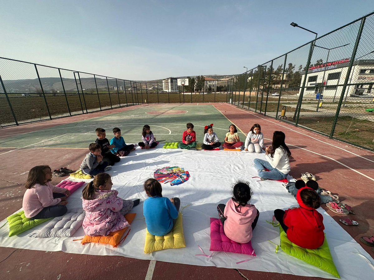 Gaziantep_MEM's tweet photo. Öğretmenlik, en güzel duyguların yazdırdığı mısralardan oluşan bir şiirdir...

Belli ki öğretmenlerimiz, bu mısraları sevgiyle yazmış, şefkatle donatmış...

İlk günden beri öğrencilerimizin yanı başında olan gönüllü öğretmenlerimize şükranlarımızı sunuyoruz.
@prof_mahmutozer https://t.co/SdgctJKkde