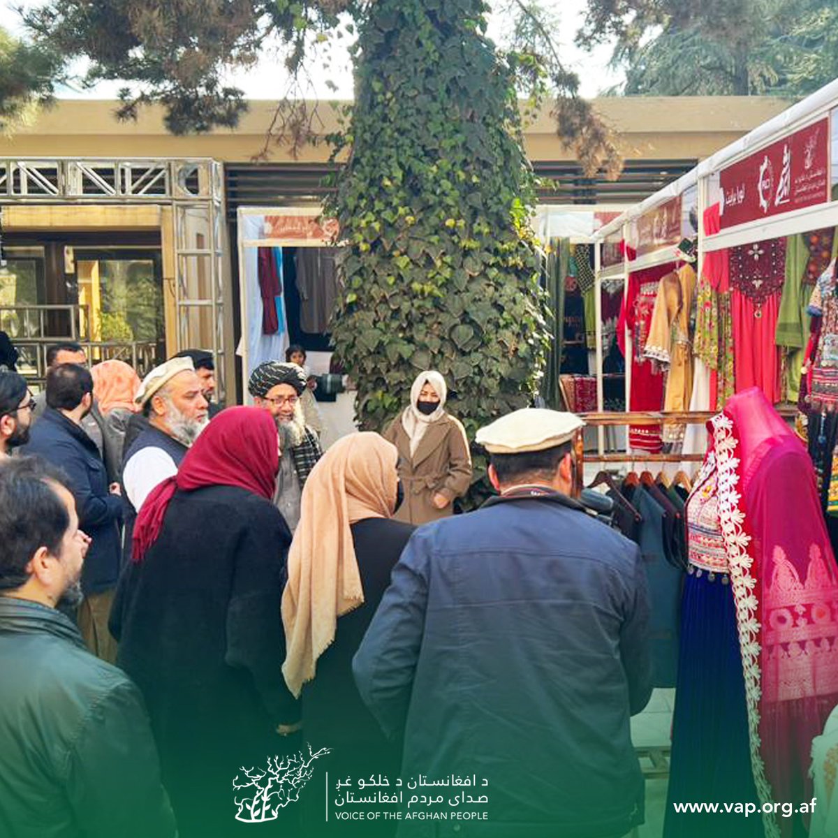 vap_afg's tweet photo. Nooruddin Azizi, Acting Minister of Commerce and Industry visited the Abreshum Expo.
#AWCCI #VAP #AfghanWomen https://t.co/JZPbnZovjZ