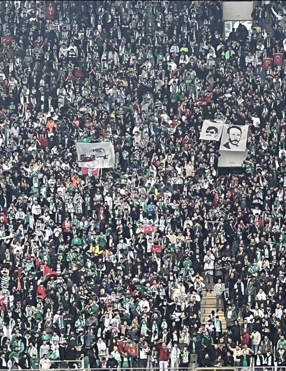 Hükümet istifa diye bağıran seyircileri tek tek toplayan,maçları seyircisiz oynatma kararı veren irade,açıkça ırkçılık ve tahrik kokan eylemlere sessiz.<a href="/TFF_Org/">TFF</a> <a href="/TC_icisleri/">T.C. İçişleri Bakanlığı</a> <a href="/BursaValiligi/">T.C. Bursa Valiliği</a>