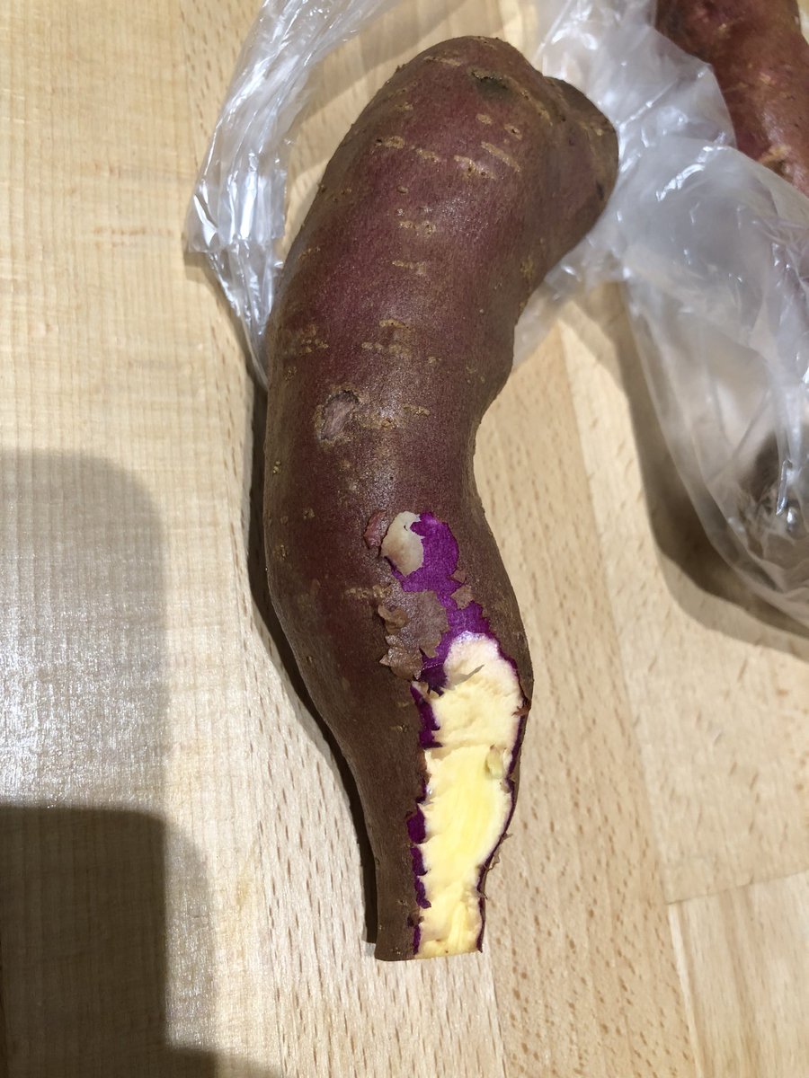 MrLeNem's tweet image. Ça m’a été vendu comme des petites patates douces … euh … c’est quoi d’après vous en fait ? 🤔 Pas d’odeur particulière… #Cuisine #Identification #AuSecours #JeSuisUneBrele 😂