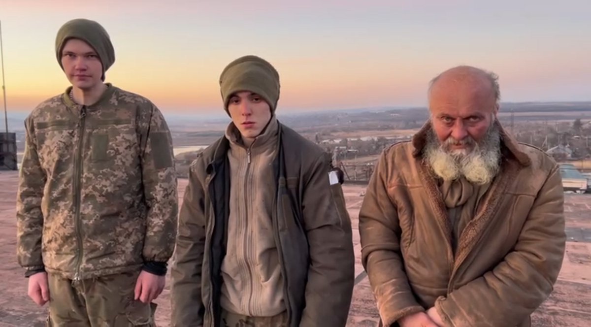 Зекоманд хөгшин, хөвгүүд, гадаадын хөлсний бүрэлдэхүүнтэй л байлдах болж дээ..Гадаад дүрвэсэн цэргийн насны нөхөд ч эргэн рж эх орноо хамгаална гэж байхгүй дээ..