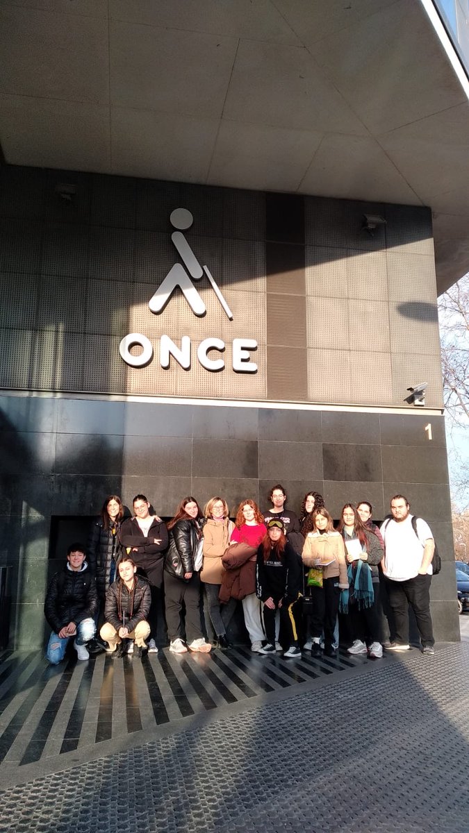 L'alumnat de #2nTAPSD ha visitat el Centre de recursos educatius de l'#ONCE a Barcelona. Allà hem pogut posar-nos en la pell d'una persona amb dèficit funcional visual, hem après les tècniques per fer de guies i ens hem introduït en el món de l'escriptura en braille.😎👩‍🦯👨‍🦯