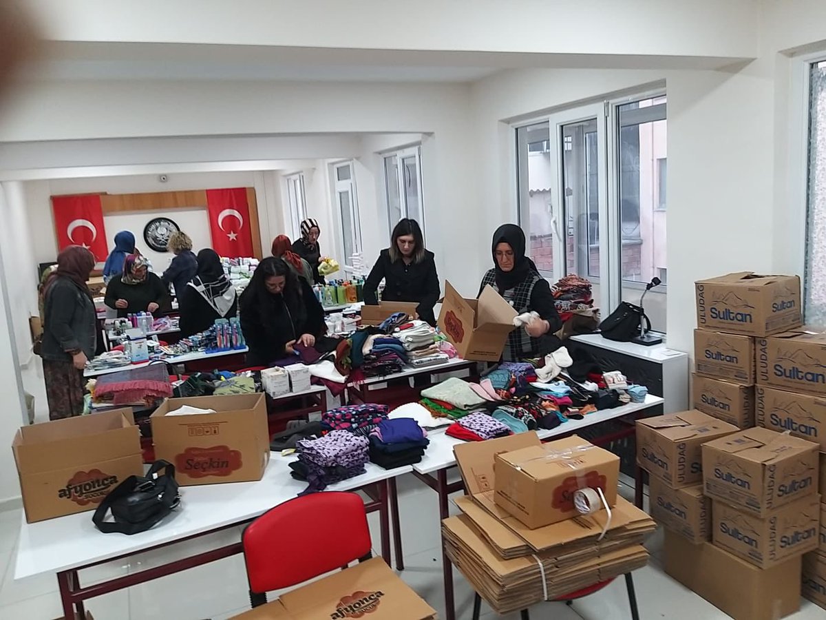 Memur-Sen Kadın Komisyonu tarafından deprem bölgesindeki aileler için hazırlanan"Kadın Paketleri"gönderim için hazır.
Başta Başkanımız Şerife Bilik olmak üzere destek olan,emek veren,katkı sunan herkese teşekkür ederim.
#BirlikteGüçlüyüz #Deprem #Dayanışma
#EğitimBirSen #Memursen