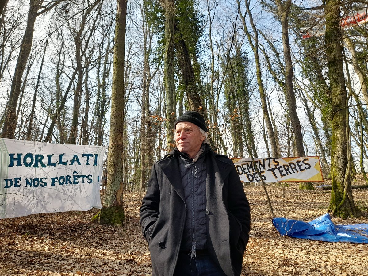 GrondementsDTR's tweet photo. Fernand Cuche, ancien conseiller national, agriculteur et ancien porte-parole d'Uniterre, est avec nous dans la forêt de Vufflens-la-Ville pour annoncer son soutien et qu'il rejoint notre mouvement Grondements des Terres.  Écoutez son discours sur Instagram. https://t.co/iip4WHLk1T
