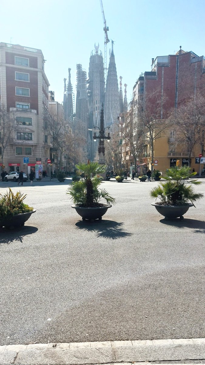 ¿No os parece un atraso que, en 2023, todavía no se pueda seguir recto en avinguda Gaudí y haya que ir haciendo eles en cada cruce? No creo que cueste tanto crear una fase semafórica adicional.