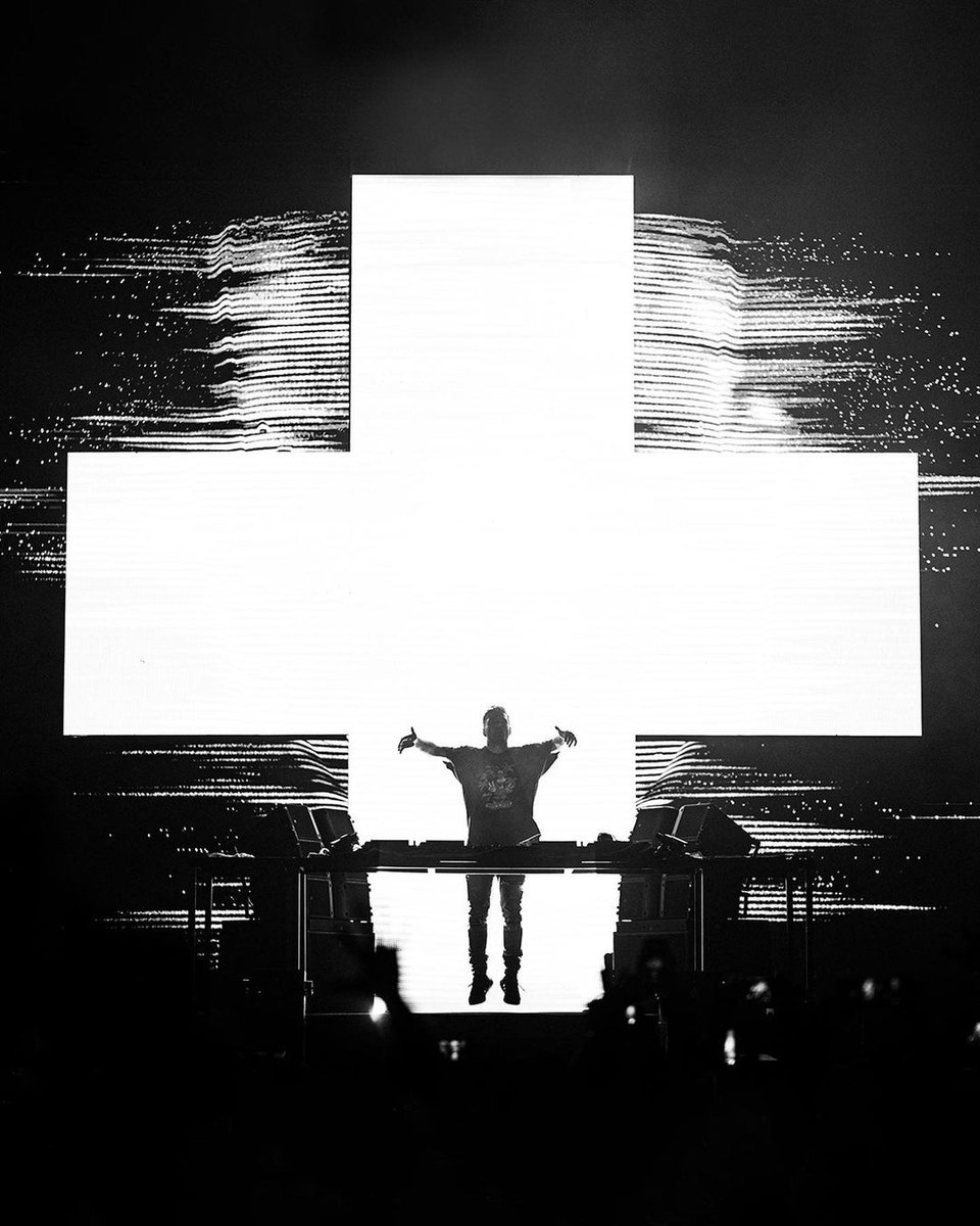 Hyderabad last night was INSANE, thank you for the crazy energy! Excited to play in Chennai tonight 🇮🇳❤️