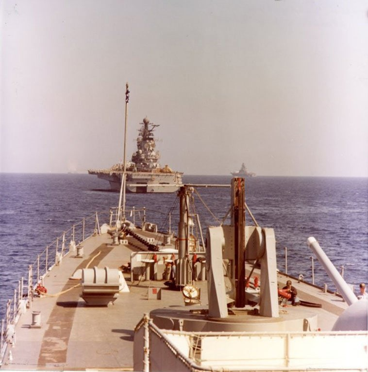 Roberto_yeager's tweet photo. Ah!Los buenos viejos tiempos...#ColdWar #ALBVT
Los "cruceros de aviación" Project 1143 Minsk y Kiev de la Marina Soviética cerca de Creta en 1978. La imagen está tomada desde el #CGN37 #USSSouthCarolina de la #USNavy #CCCP #URSS https://t.co/FtkohDK18l