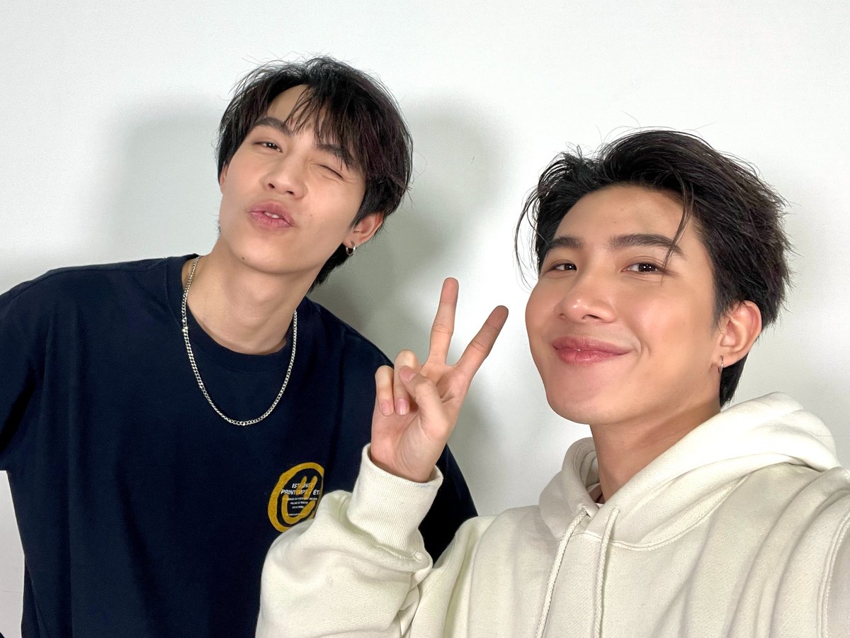 OurSkyy2TH's tweet photo. Pilot Our Skyy 2 ครบ 1 ล้านวิวแล้ว! ขอฉลองด้วย Selfie สุดน่ารักจากทั้ง 8 คู่ 🥰 เรื่องราวของพวกเขากำลังจะมาให้ทุกคนได้รับชมเร็วๆ นี้ ฝากติดตามกันด้วยน้าา 💕

#1MOurSkyy2
#GMMTV https://t.co/xp3GT6fVEN
