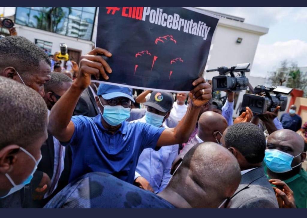 BelloShemilore's tweet photo. Dear Lagosians,

Gov SanwoOlu @jidesanwoolu was with the movement at the beginning; before miscreants highjacked the protest.

We know he does not control the army and the police.

He stood with us when it mattered and he took our requests to the President.

#SanwoAgain https://t.co/IU0xTcYZ3g