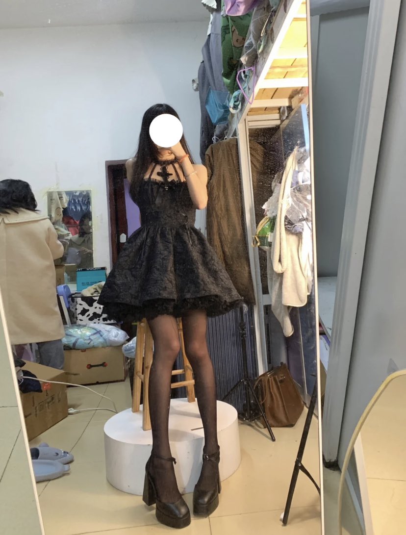 jumaita10's tweet photo. 四舍五入白嫖/一根葱价格的的OD黑丝
背景拉宽了，因为太逼仄了。
但是这条黑丝上身真的很piu亮 #广东 #佛山 #广州 #东莞  #同城 #交友 https://t.co/ihK507cP3s