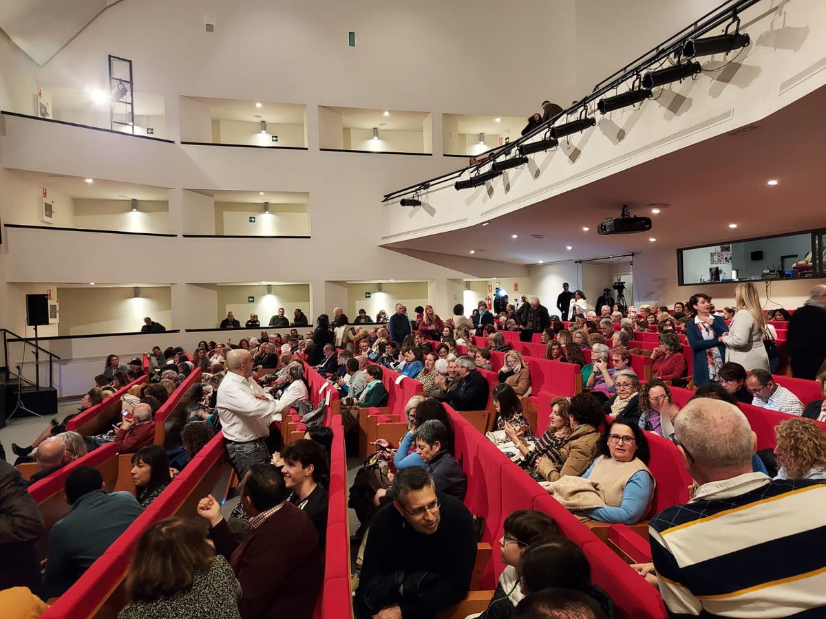 MijasCiudadanos's tweet photo. 🍊 CS #Mijas trabajamos para que todos los colectivos cubran sus necesidades. Ayer, el Teatro de #LasLagunas se llenó para disfrutar de un “viaje musical” y para apoyar a distintas asociaciones: #Cudeca, #AFA, #ADIMI y #Maydan. ¡Gracias por todo lo que hacéis! https://t.co/uNwUEqwh4Y