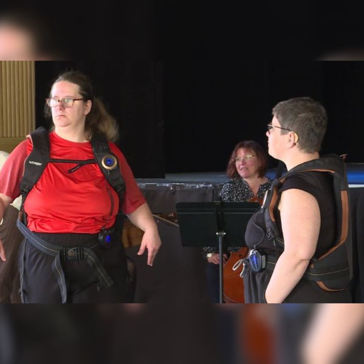 LMPositif's tweet image. 🇫🇷 Grâce à des gilets vibrants, ces 2 danseuses en situation de handicap, l’une sourde et l’autre malentendante, ressentent la musique ! Une belle innovation qui leur permet de vivre leur passion ! 💃 (France Info)

📸 Lydie Ribes / FTV