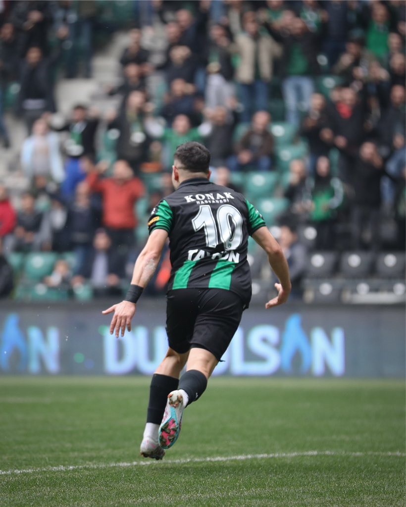 Kocaelispor's tweet photo. TAYFUUUUUUUUUN!  👊🏻 
⏱️‘11
1-0 🪄 https://t.co/J6lkYpbbyZ