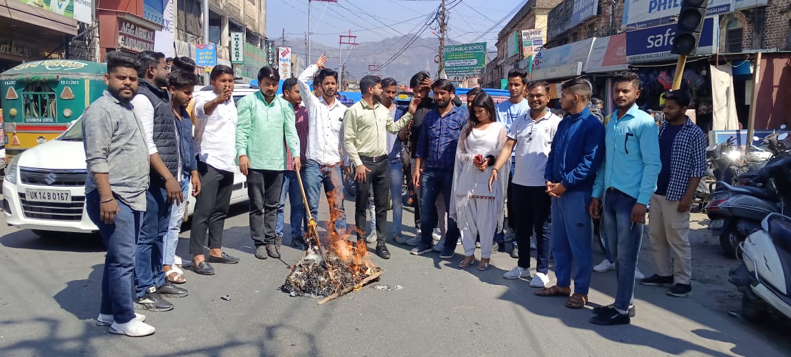 NSUIUttarakhand's tweet photo. उत्तराखंड में हो रहे लगातार पेपर लीक मामलों में सीबीआई जांच की मांग को लेकर एनएसयूआई प्रदेश अध्यक्ष विकास नेगी के नेतृत्व में आज ऋषिकेश में एनएसयूआई कार्यकर्ताओं के साथ राज्य सरकार का पुतला दहन किया गया है। https://t.co/KwPNHvjzOF