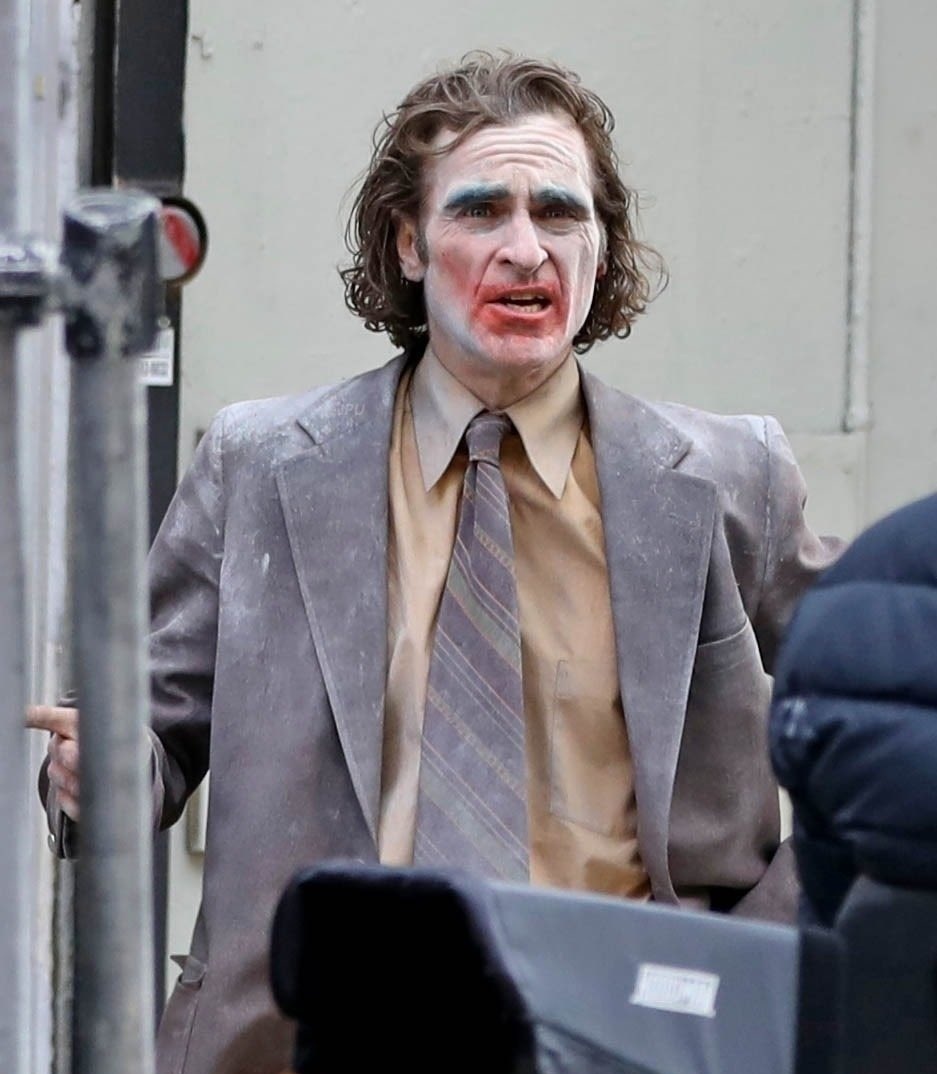 SeriesUpdateFR's tweet photo. Joaquin Phoenix sur le tournage du film "Joker: Folie à Deux" 🎥 https://t.co/4VBSc4aKgA