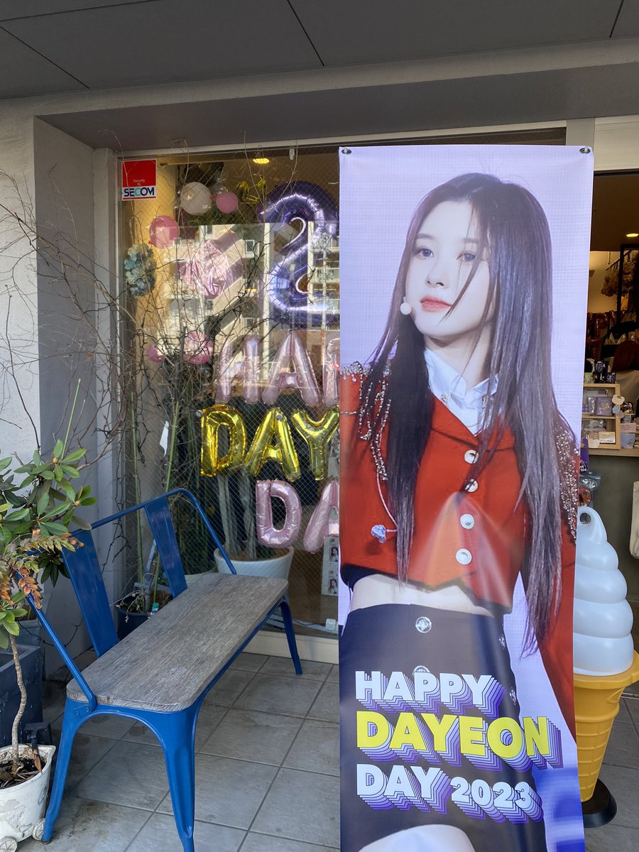 _d_a_y_e_o_n_'s tweet photo. 仙台のセンイルカフェも行ってきた~!
ダヨンいっぱいで眼福だった✨
スタッフのチェヒョンペンのお姉さん、声かけてくれてありがとうございました( ᴖ ᴑ ᴖ )🙏🏻🎶
#HappyDAYEONday
#21歳も大好きダヨン
#EternalSpringDayeon
#봄의_요정처럼_감탄했던_다연이의_스물하나
#ダヨンを彩る春色days https://t.co/iOyrUleM1T