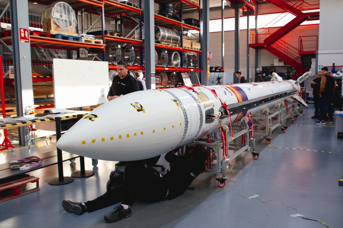⏰Tic-tac. Ultimando los detalles de la primera unidad de vuelo de MIURA 1 antes de su próxima partida a la base de lanzamiento de Huelva.

⏰Tick-tock. We're working on the final details of the first MIURA 1 flight unit before its next departure to the launch base in Huelva.