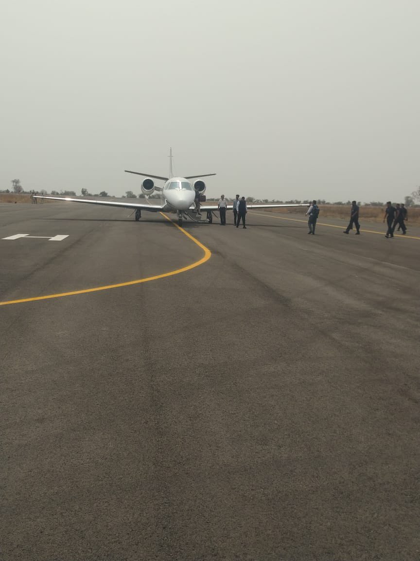 Deepakk75058621's tweet photo. Hon DCM arrives at beautiful NEW RUNWAY of MADC Belora Amravati Airport this afternoon !! 💐 https://t.co/FzwxnJ5Z7i