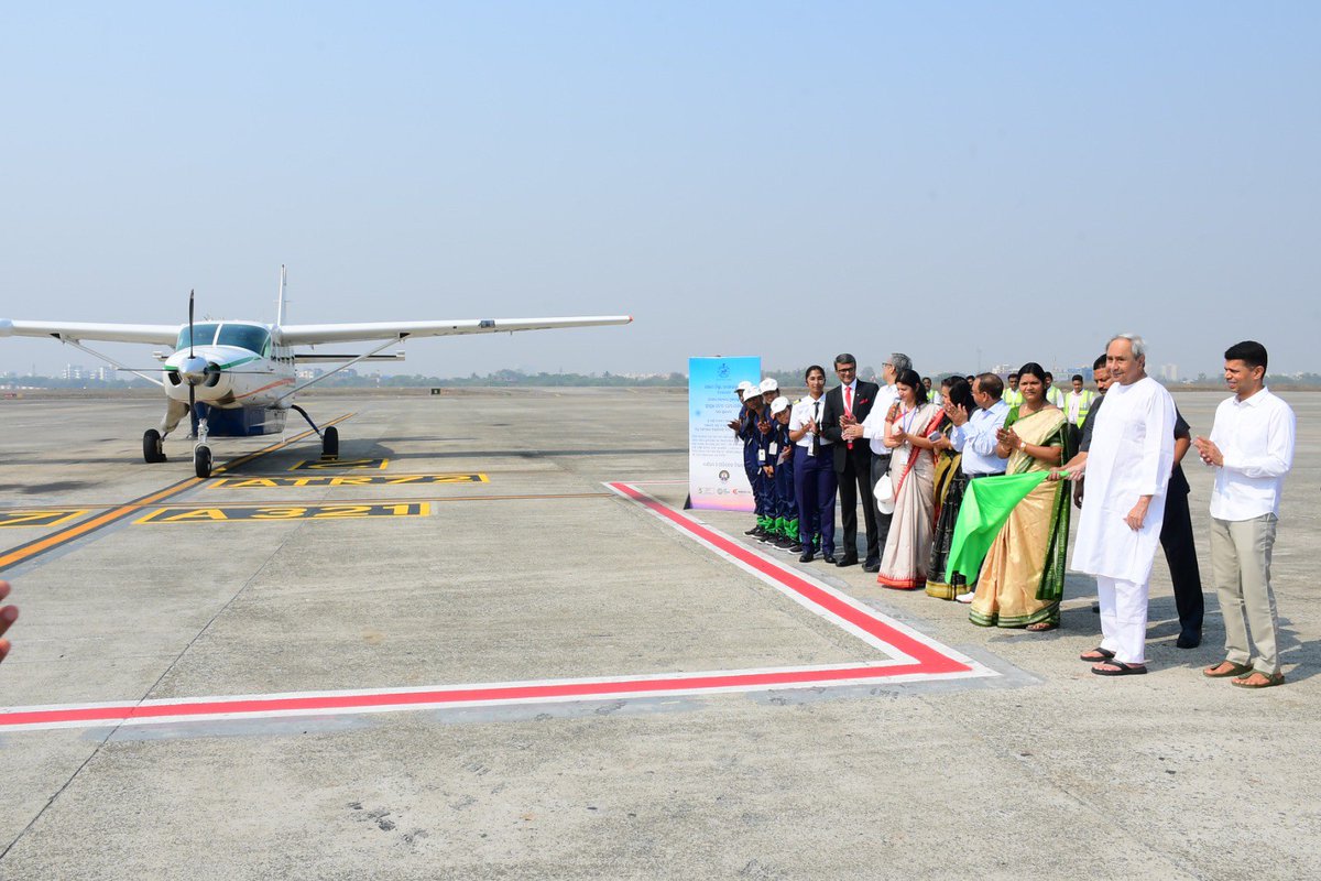 CMO_Odisha's tweet photo. To further increase air connectivity between Bhubaneswar &amp; other cities of #Odisha, CM @Naveen_Odisha flagged off the State sponsored flight operation on Bhubaneswar-Rangeilunda route. The flight service will connect Berhampur with Bhubaneswar &amp; accelerate economic activity. https://t.co/SWwo3kW4tT