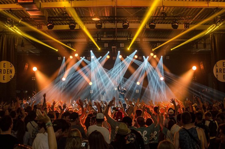 Whether you’re at a casual jam session or an upscale club, jazz can provide an atmosphere unlike any other style of music. Its versatility allows it to fit into any situation, whether that’s a relaxed evening with friends or an all-night dance party at the club.