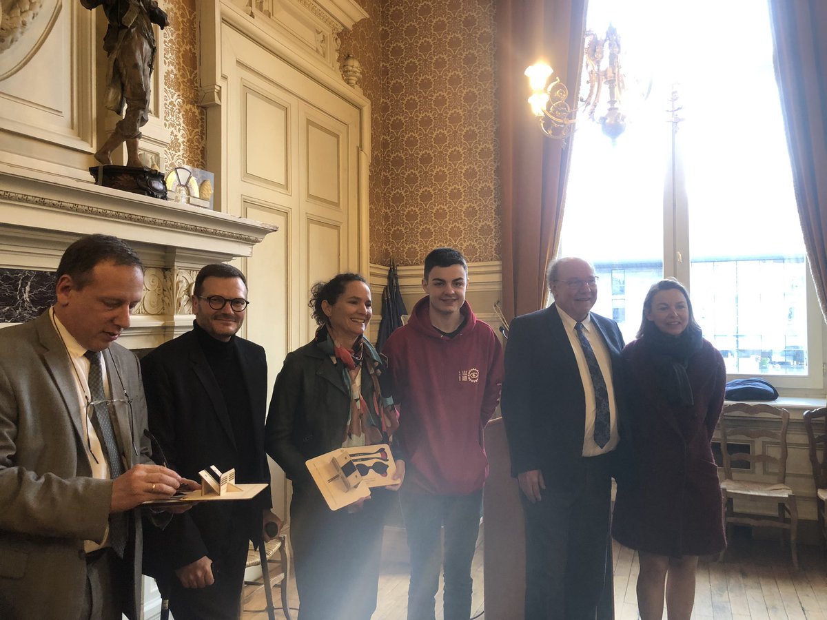 Une très belle journée Portes ouvertes au <a href="/lvbmorez39/">Proviseur Lycée Victor Bérard</a> ! De très nombreuses visites et une ambiance incroyable. Le défilé des étudiants #optique #microtechniques #photonique dans les rues #morez et au #musee #lunettes avec un parrain #olivierpadieu <a href="/optic2000/">Groupement Optic 2000</a>. <a href="/acbesancon/">Académie de Besançon</a> <a href="/RA_BFC/">Région académique Bourgogne-Franche-Comté</a>