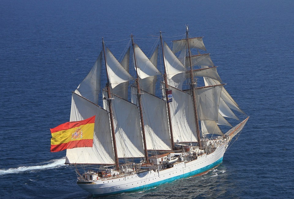 5 de marzo 1927

Se bota en Cádiz el buque-escuela de la <a href="/Armada_esp/">Armada</a> JUAN SEBASTIÁN DE ELCANO

Arbola cuatro palos cuyos nombres recuerdan los buques escuela que le precedieron: «Blanca», «Almansa», «Asturias» y «Nautilus»

El primer buque con este fin fue la fragata «Esperanza»