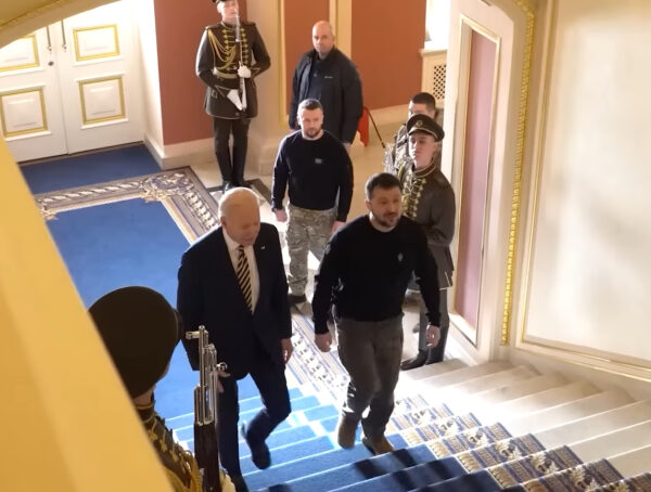 Байден Киевт айлчлах үеэр Зелинскийг "орлон тоглогч" ихэр нь ил болжээ.