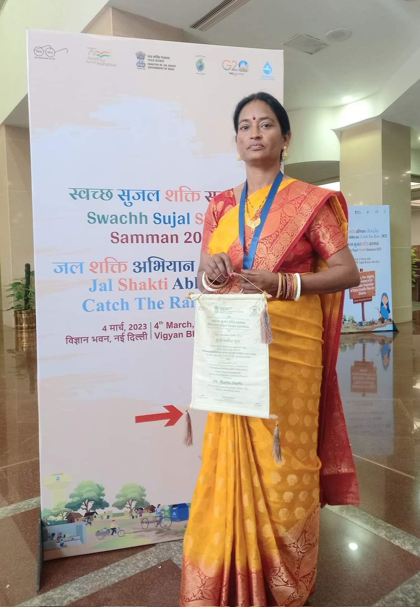 Hon'ble President felicitated Mrs. Babita Gupta with 'Swachh Sujal Shakti Samman 2023”  in Vigyan Bhawan, New Delhi. 
#BiharHaiTaiyar
#LSBA #SLWM 
@rahulias6 @MoJSDDWS @swachhbharat @SBMGramin @mahajan_vini @BiharRDD @IPRD_Bihar @PIB_Patna
#BiharRuralDevelopmentDept