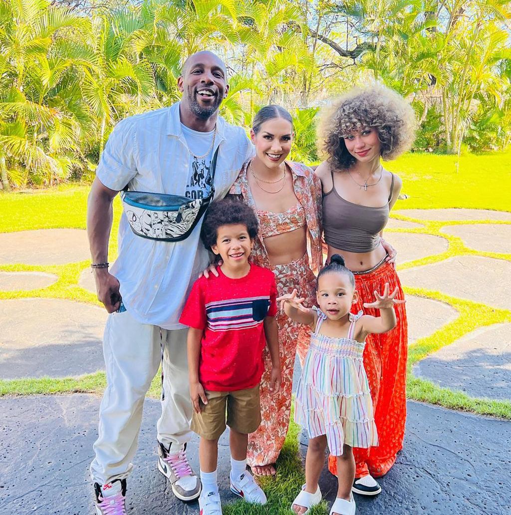 Allison Holker Pens Moving Note to Her 3 Kids Months After Husband Stephen 'tWitch' Boss' Death
#hotgossipnewz #parents #lifestyle #AllisonHolker #PensMovingNote #forKids #MonthsAfterHusbanddeath #StephentWitchBoss #tWitch #bossDeath
hotgossipnewz.blogspot.com/2023/03/alliso…