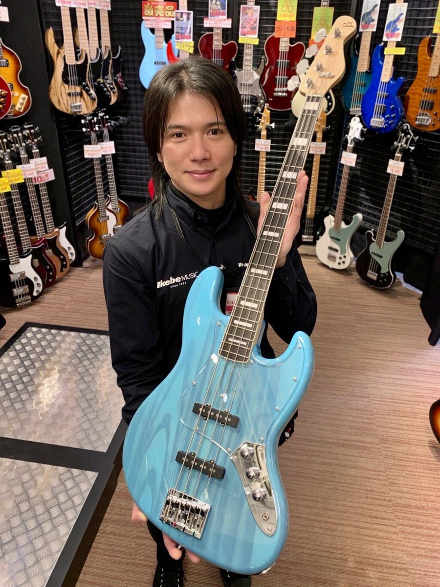 rockhouse_ikebe's tweet photo. ✨#他スタッフのレビュー勝手に紹介✨
【SMORKER　Beta J4 (Experimental Sonic Blue)】

んえ！？ボディの色味きれいすぎる！！！
海外でこんな色の湖あるよね～ｲｯﾃﾐﾀｲ

⤵今回はベースハウスイケベ池袋 よしだかりんさん
https://t.co/cSx8Wo96bU

#BetaJ4 #ベース #SMORKER https://t.co/nlk639U5VV